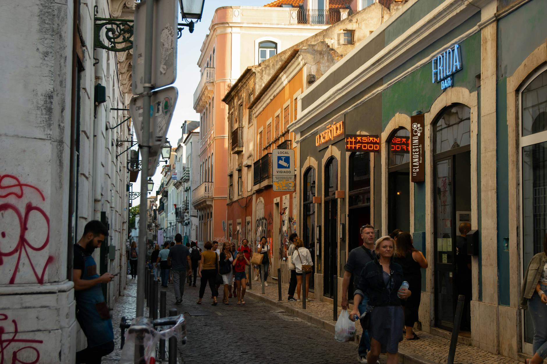 Lisbon Nightlife Guide: Fado, Bars, Rooftop Drinks and Live Music (2026)