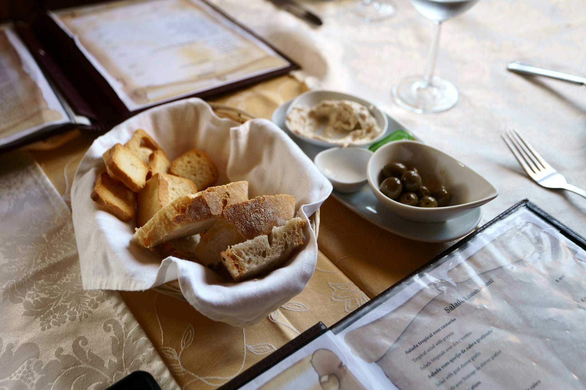 Lunch at a Lisboa restaurant with bread and olives on the table